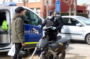 Gent que trenca el confinament: comprar el pa a l'altre punta del poble, anar dos en moto o sortir amb la baixa