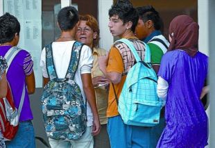 Ensenyament obliga Salt a escolaritzar tot l'alumnat immigrant al municipi