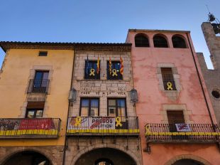 Torroella torna a penjar la rojigualda al balcó de l'Ajuntament després de vuit anys