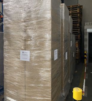 Una paperera de Besalú entrega cinc palets de paper higiènic al Trueta