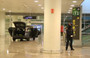 Dos detinguts per irrompre dins la T1 del Prat amb el cotxe