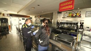 La Policia Local de Blanes visita tots els allotjaments turístics per informar-los del seu tancament