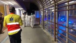 Emotiu homenatge dels Mossos d'Esquadra als sanitaris del Trueta