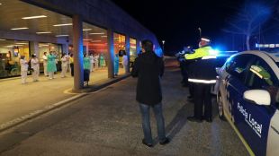 Policia Local, Mossos i SEM reten un sentit homenatge als sanitaris de l'hospital de Blanes