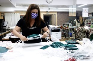 Un grup de voluntàries de Sant Feliu de Guíxols confecciona 1.000 mascaretes en un matí