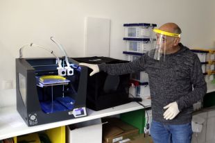 Ensenyen telemàticament a joves com imprimir en 3D material de protecció contra el coronavirus