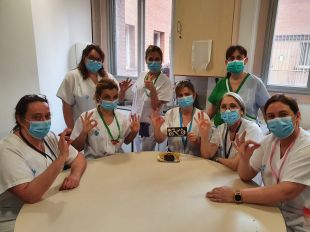 Allau de donacions al Trueta: guants, gorres, menjar, mascaretes o bates