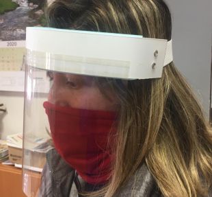 Els voluntaris gironins que imprimien EPI en 3D aturen la producció