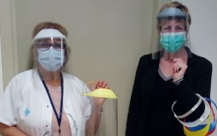 Una xarxa de voluntaris gironins fabrica a diari 500 pantalles facials per a sanitaris amb impressores 3D