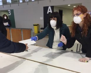 Comencen a repartir 997 targetes de beques menjador a famílies de Salt