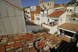 S'esfondra part d'un teulat en un edifici de tres plantes a Blanes
