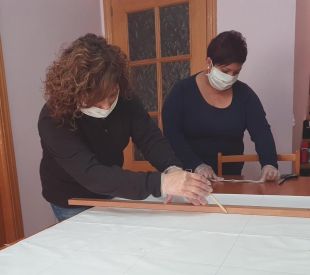 Un grup de voluntaris de Calonge fabriquen 5.000 mascaretes per fer front al coronavirus