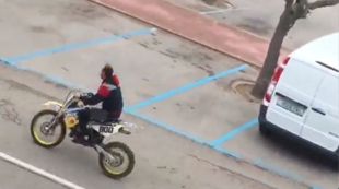 Persecució de dos motoristes sense casc pels carrers d'Empuriabrava trencant el confinament