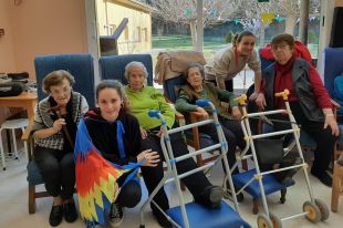 Joves voluntaris gironins envien vídeos de suport a gent gran de residències aïllades pel coronavirus