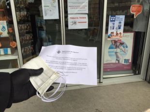 Figueres comença a repartir 700 mascaretes entre els comerços de serveis essencials