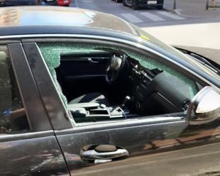 Busquen els responsables de trencar deu cotxes aparcats en un barri de Figueres