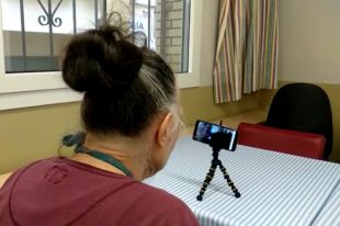 Residències i sociosanitaris implanten les videotrucades entre pacients i familiars