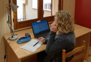 Salt truca 1.300 persones majors de 70 anys per atendre'ls durant la crisi sanitària