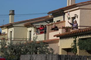 El coronavirus no evita el ressò dels tabals pels carrers de Verges en Dijous Sant