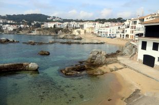 Controls amb dron a les platges i cales de Palafrugell per evitar se saltin el confinament 