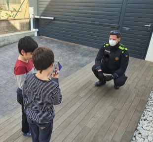 La Policia Local de Palafrugell ja ha felicitat l’aniversari a més de 30 infants durant el confinament