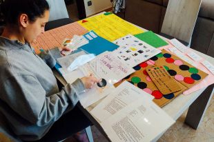 Càritas ofereix suport educatiu telemàtic a més de 800 infants i joves que pateixen desigualtat