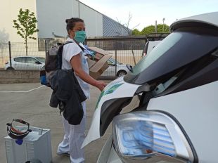 Un equip de l'atenció primària recull mostres a domicili per fer la prova del coronavirus