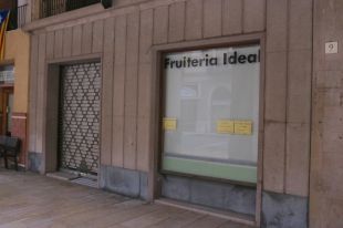 Els comerços d'alimentació xinesos segueixen tancats tot i tenir permís per obrir 