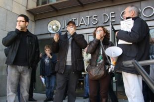 Unes 50 persones protesten davant els Jutjats de Girona contra les retallades de la Generalitat