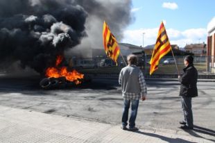 Mobilització dels treballadors de Torraspapel de Sant Joan les Fonts mentre Sarrià de Ter no atura màquines