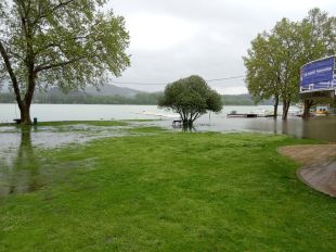 L'Estany de Banyoles puja 37 centímetres per les pluges i es desborda en alguns punts