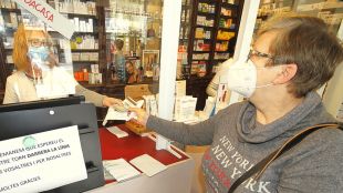 Les farmàcies de Blanes han reprès avui el repartiment de 2.400 mascaretes quirúrgiques més 
