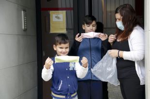 Confeccionen mascaretes pels nens que puguin sortir a partir de diumenge a passejar