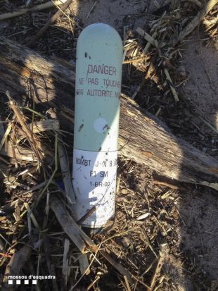 El temporal arrossega una bengala de maniobres militars francesa a la platja de Pals