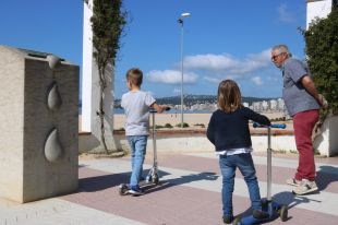 Sortida esglaonada de pares i fills en els passejos i platges de les comarques de Girona