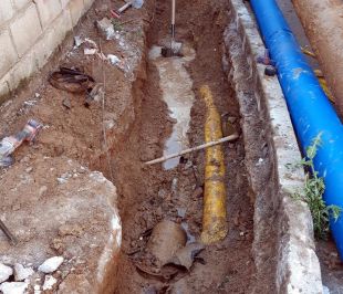 Una avaria a la canonada principal de distribució deixa sense aigua tota la Bisbal d'Empordà
