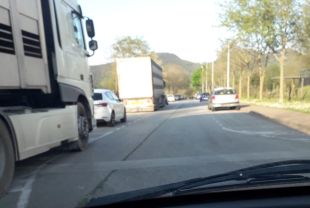 La plataforma 'No És un Vial' d'Olot es queixa que ara se circula més ràpid