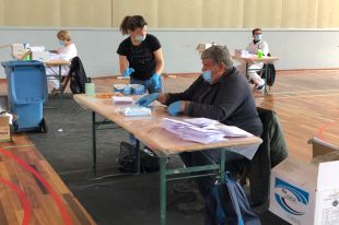 Sant Feliu de Guíxols reparteix 50.000 mascaretes als veïns a domicili