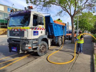 Desinfecten 28 quilòmetres de carrers de Figueres amb un camió cisterna