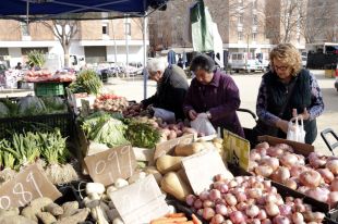 Els marxants catalans reclamen que es reobrin els mercats per evitar el ''col·lapse total''