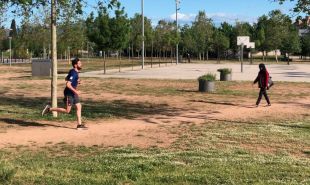 Corredors, ciclistes i molta gent passejant el primer dia que es permet fer esport durant el confinament