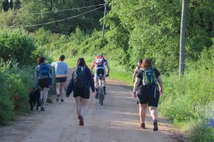 La imatge de ciclistes i corredors prenent les Gavarres contrasta amb la calma en els pobles