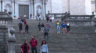 Centenars de persones omplen Girona en la sortida vespertina per passejar i fer esport