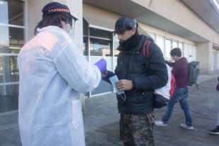 Reparteixen 1.380 mascaretes entre els usuaris de transport públic a Girona