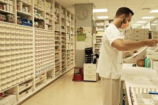 El servei de Farmàcia de l'Hospital de Palamós permet recollir medicaments al CAP o enviar a domicili