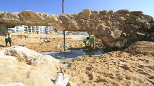 Blanes inicia la reconstrucció d'un mur històric malmès pel temporal Gloria 