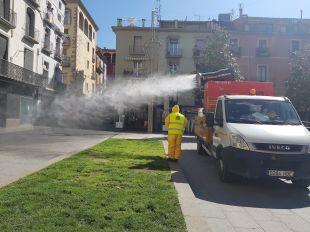 Olot desinfecta els espais públics amb canons aeronebulitzadors