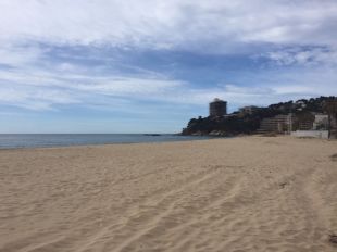 Calonge i Sant Antoni condiciona les platges per passejar-hi però en prohibeix el bany