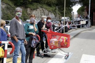 Invasió de francesos al Pertús que generen cues quilomètriques per anar a comprar