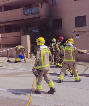 L'incendi en un pàrquing de Girona calcina dos cotxes i afecta vuit vehicles més